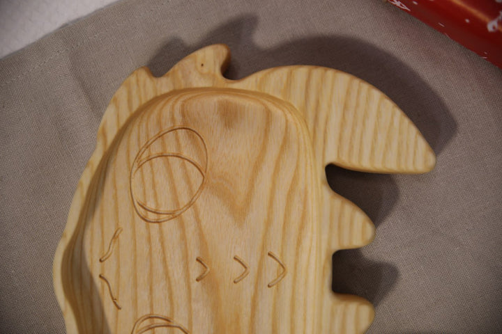 Adorable-wooden-baby-plate-ergonomic-and-natural