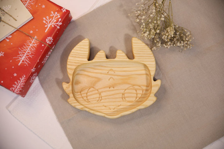 Adorable-wooden-baby-plate-ergonomic-and-natural