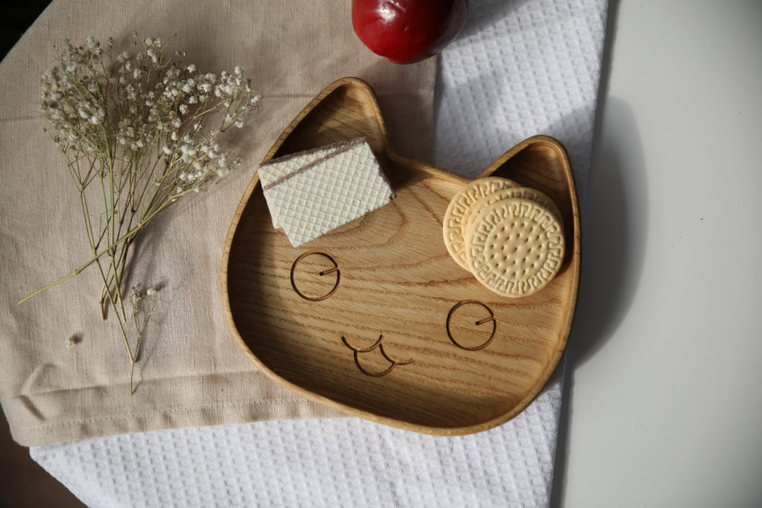 Cute-and-functional-wooden-plate-for-children