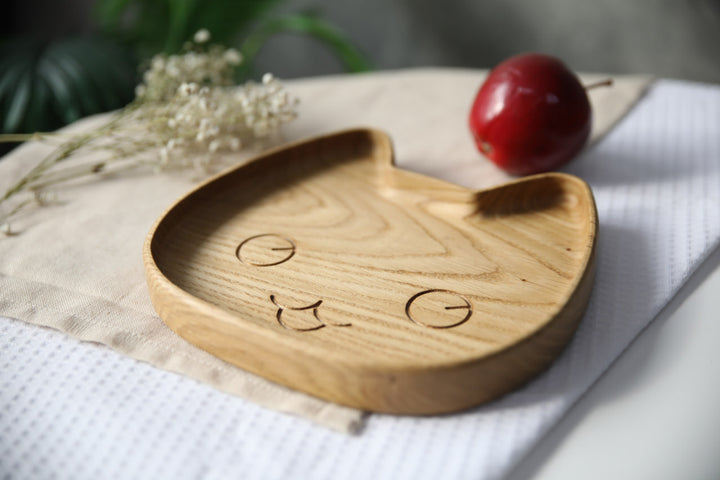 Cute-and-functional-wooden-plate-for-children