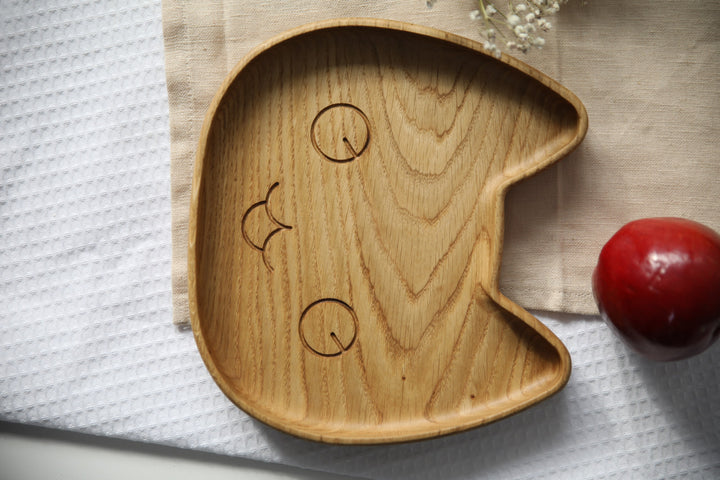 Cute-and-functional-wooden-plate-for-children