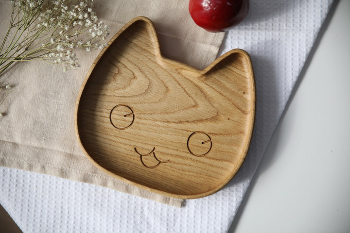 Cute-and-functional-wooden-plate-for-children