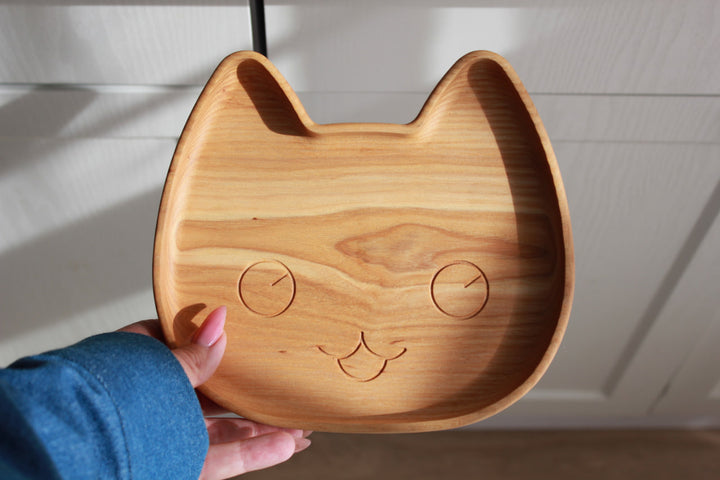 Cute-and-functional-wooden-plate-for-children