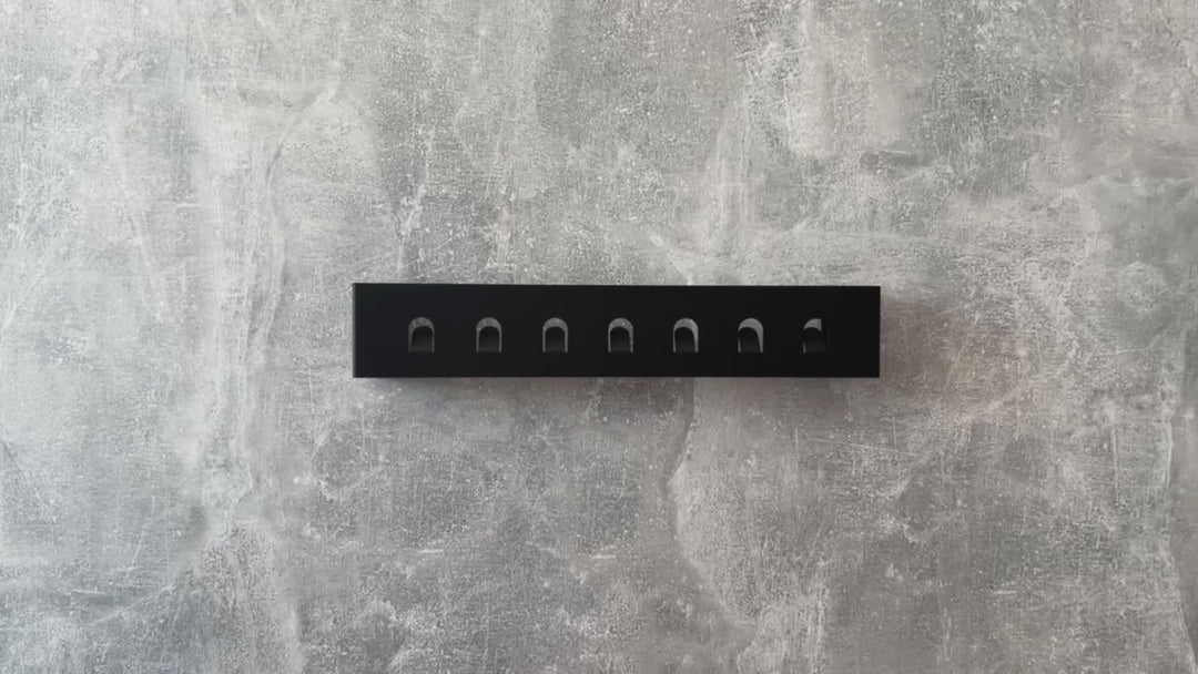 Metal coat hanger - "G-shaped"